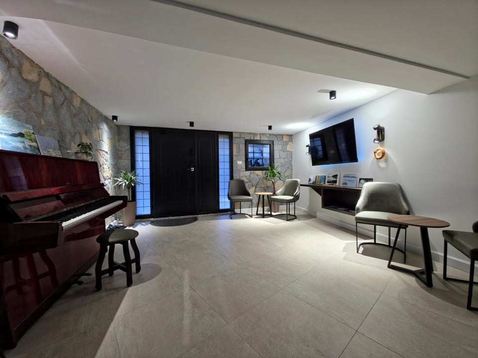 Communal lounge/ TV room, Facade/entrance, Lobby or reception, furniture