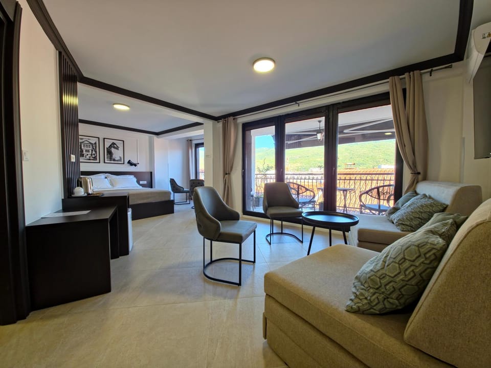 Bed, TV and multimedia, View (from property/room), Balcony/Terrace, Living room, Bedroom, City view, Landmark view, Mountain view, Street view, furniture, heating, air conditioner