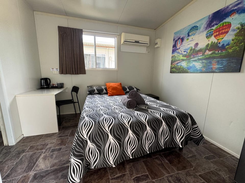 Bed, Photo of the whole room, Bedroom, air conditioner