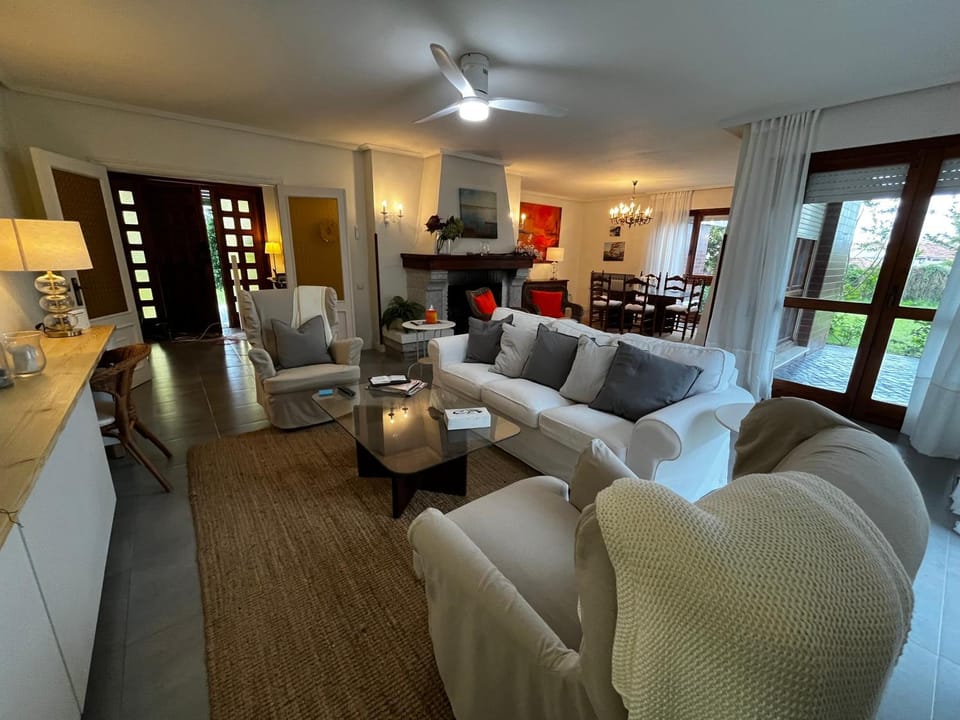 TV and multimedia, Living room, Seating area, fireplace