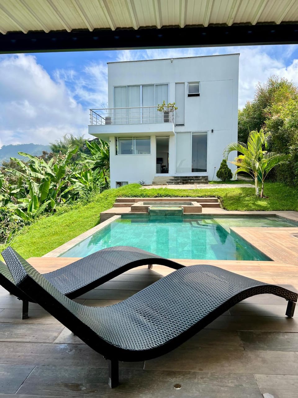 Patio, Swimming pool, sunbed