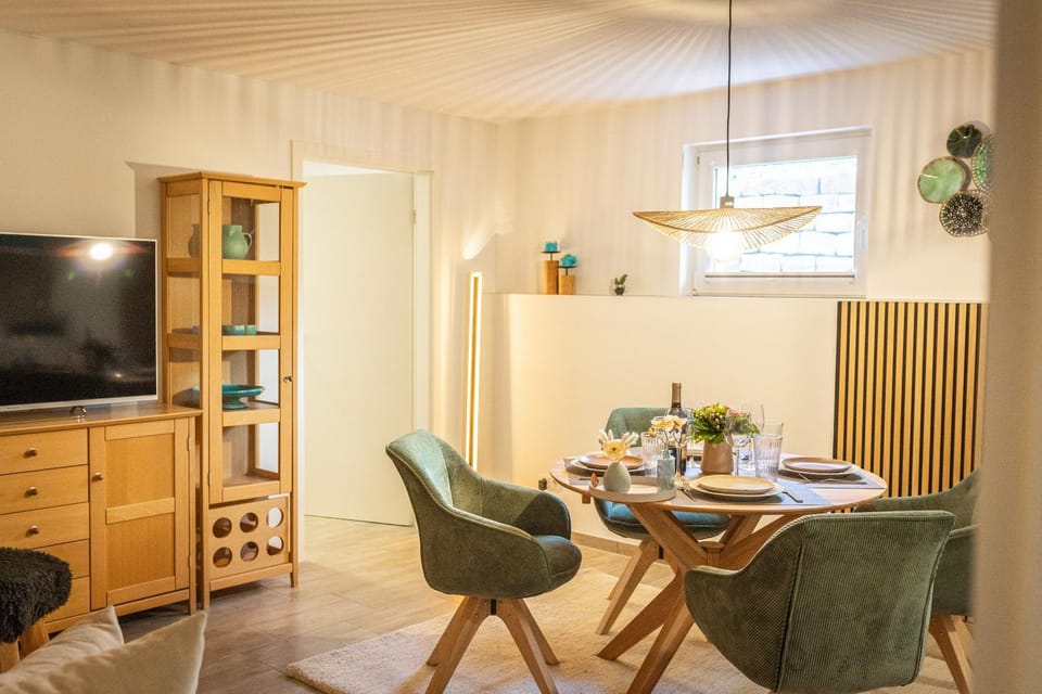 Communal lounge/ TV room, TV and multimedia, Living room, Seating area, Dining area