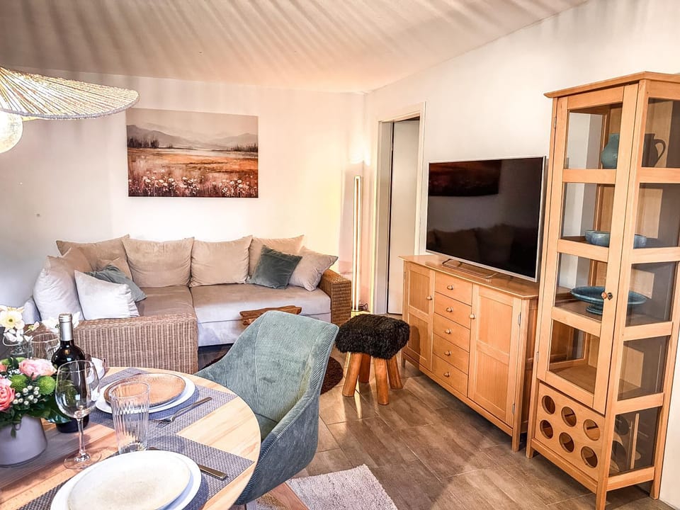 Communal lounge/ TV room, TV and multimedia, Living room, Seating area, Dining area