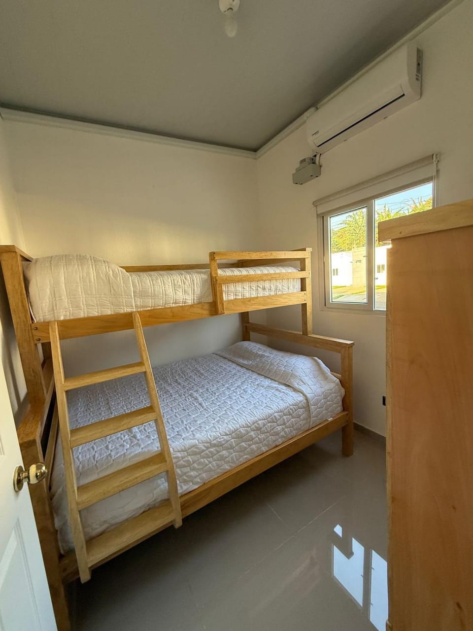 Bedroom, bunk bed, air conditioner