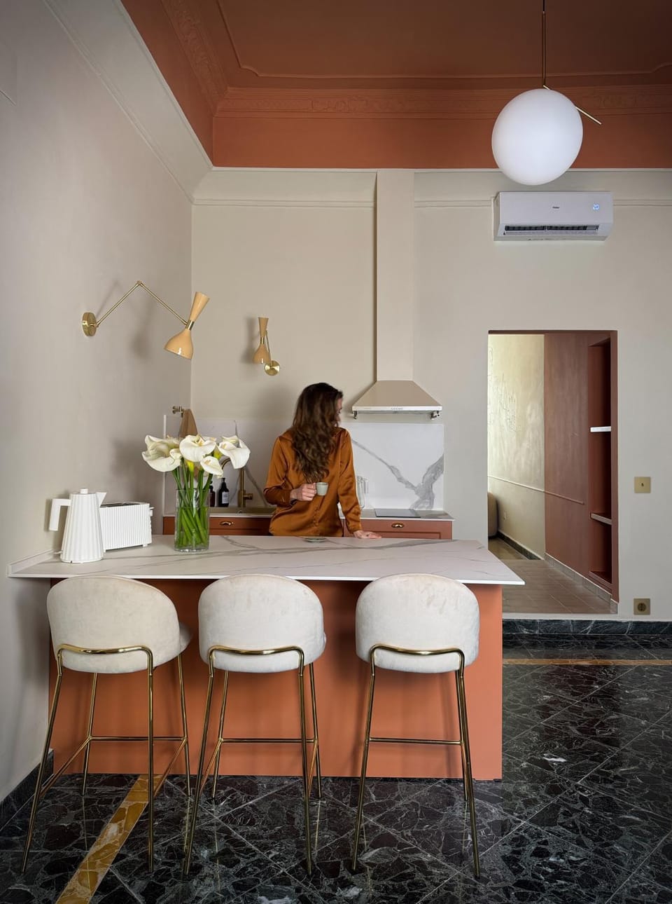 Kitchen or kitchenette, Dining area