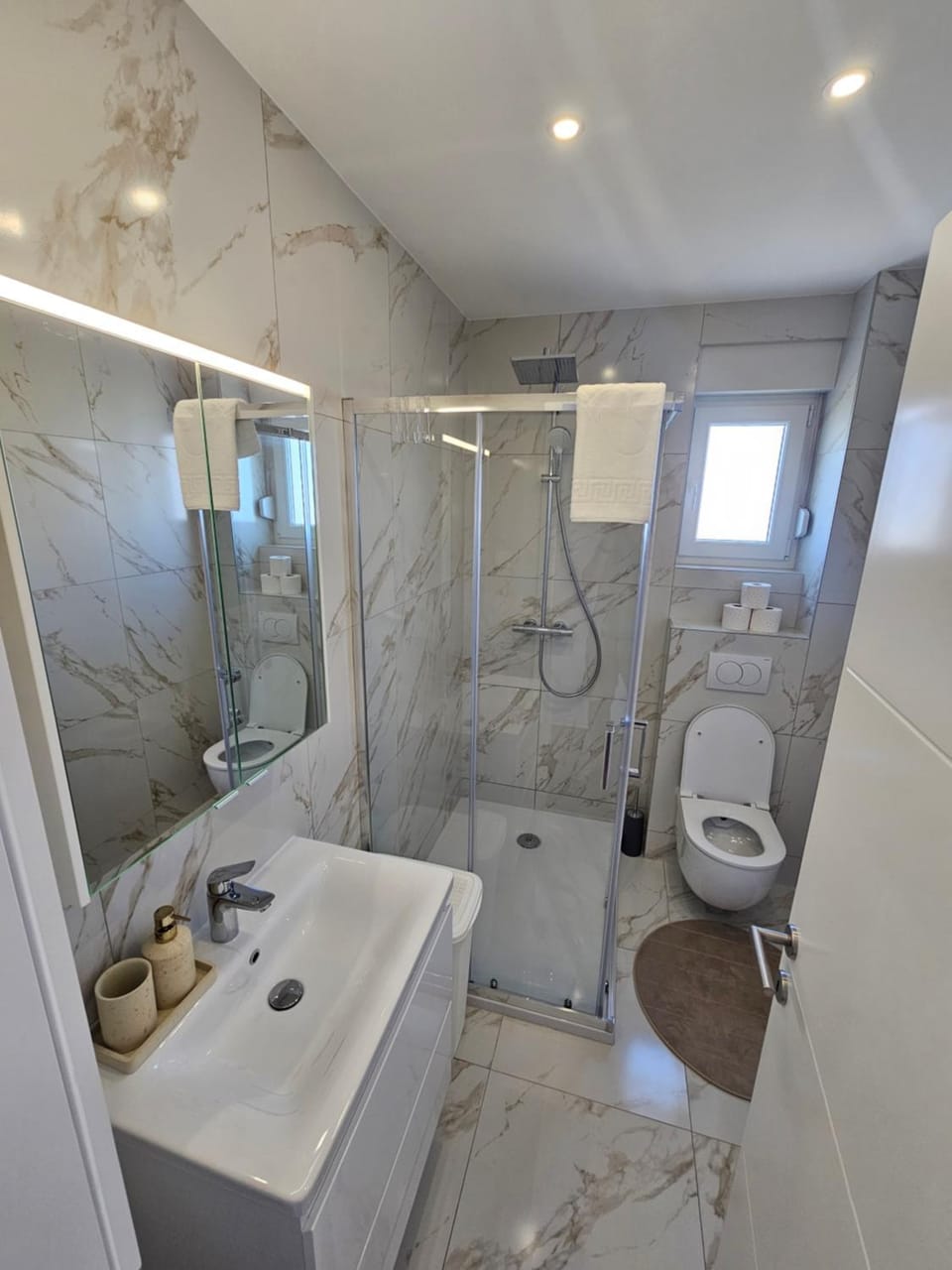 Shower, Toilet, Bathroom, towels