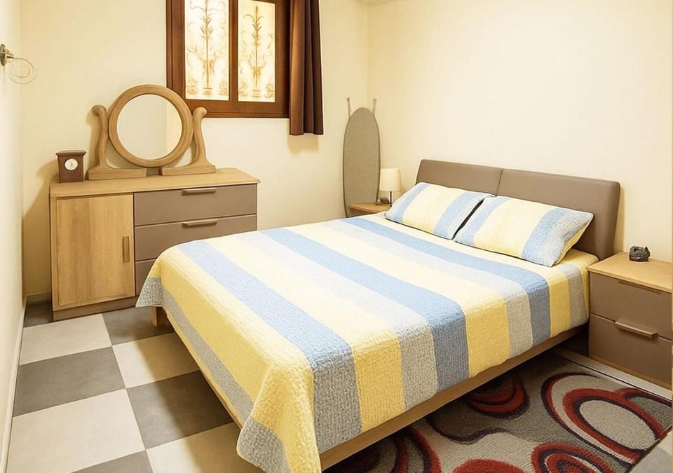Photo of the whole room, Bedroom