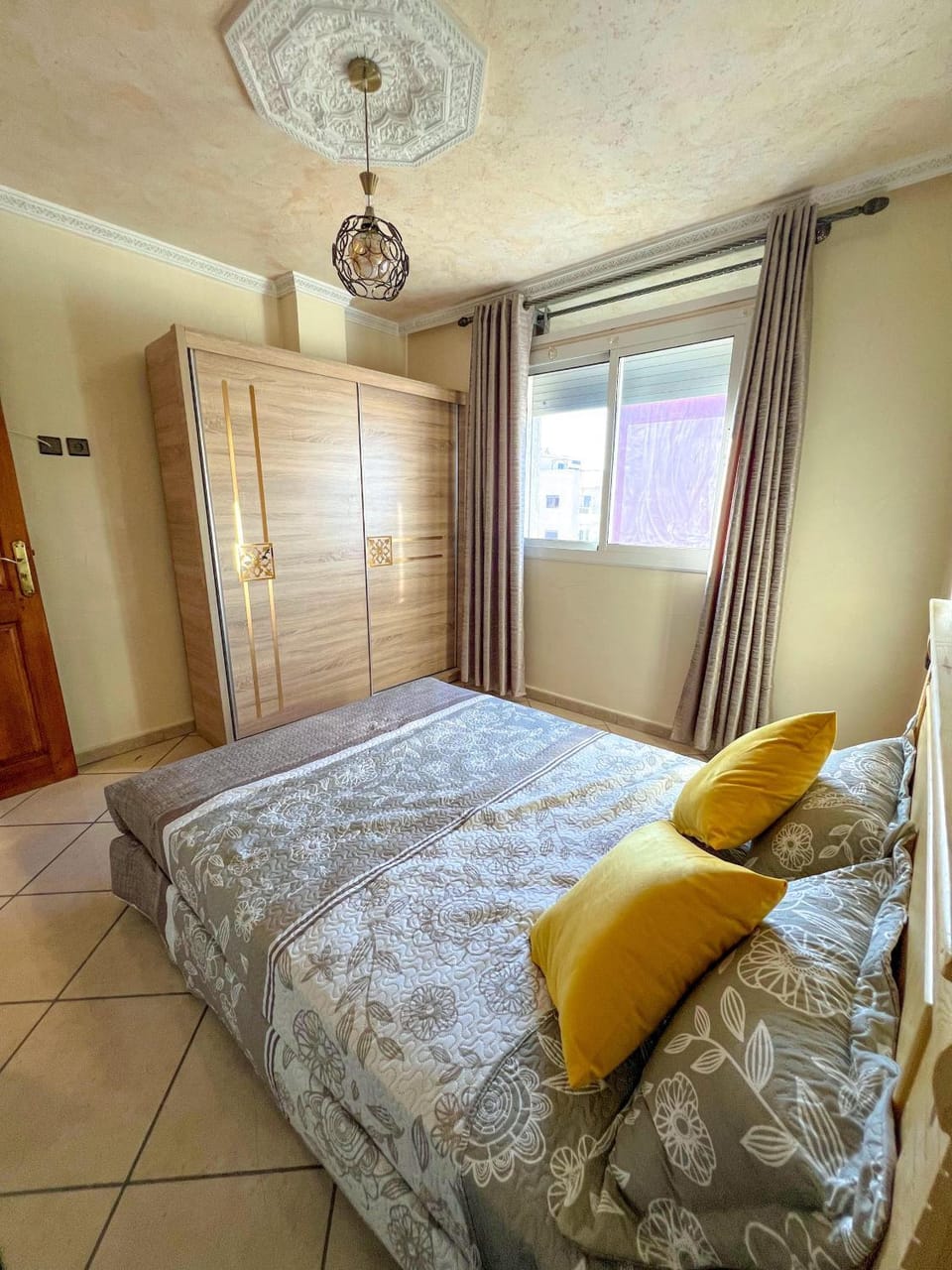 Photo of the whole room, Bedroom, wardrobe