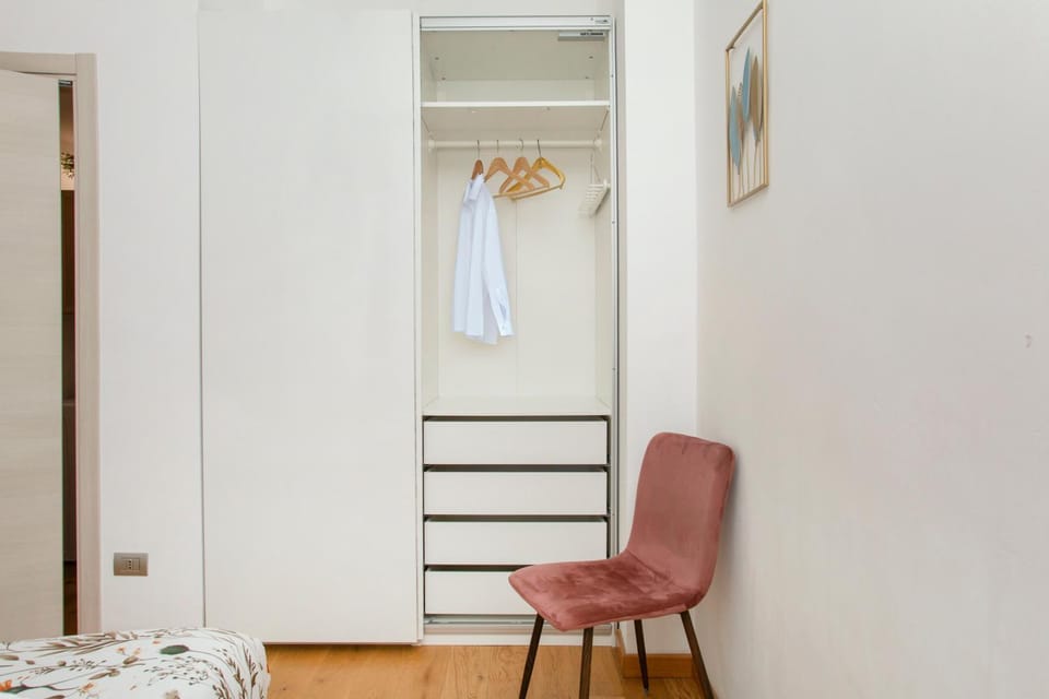 Bed, Photo of the whole room, wardrobe
