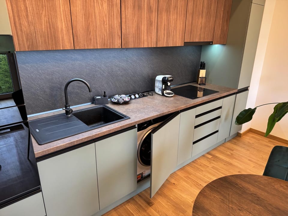 Coffee/tea facilities, Kitchen or kitchenette, microwave, oven, stove, washing machine