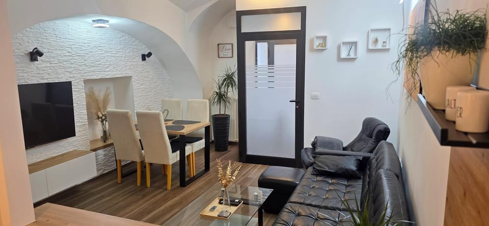 Facade/entrance, TV and multimedia, Living room, Seating area, Dining area