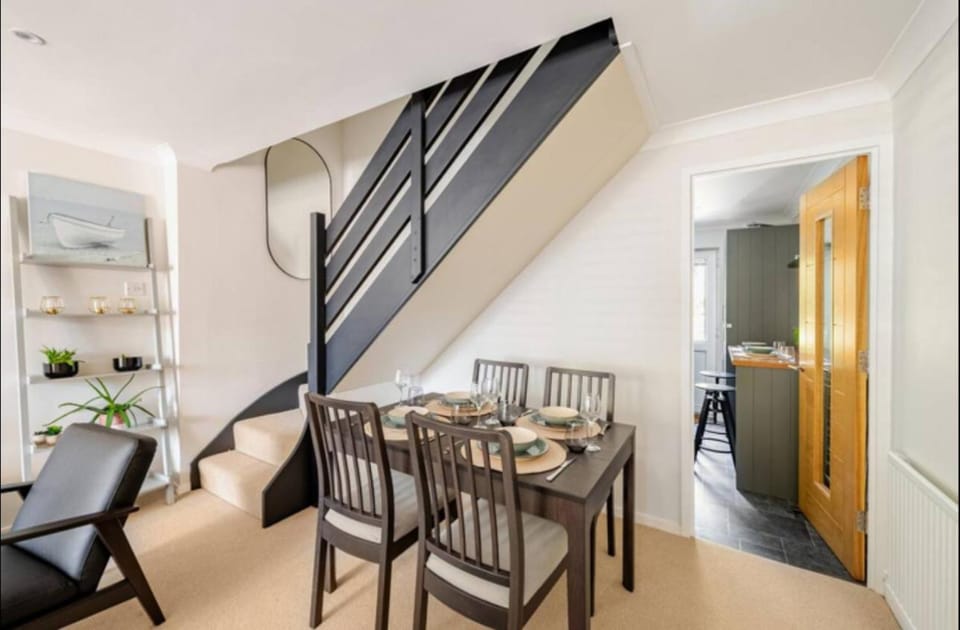 Modern Coastal Cottage, Hottub, Parking, Pets welcome Apartment in Lymington