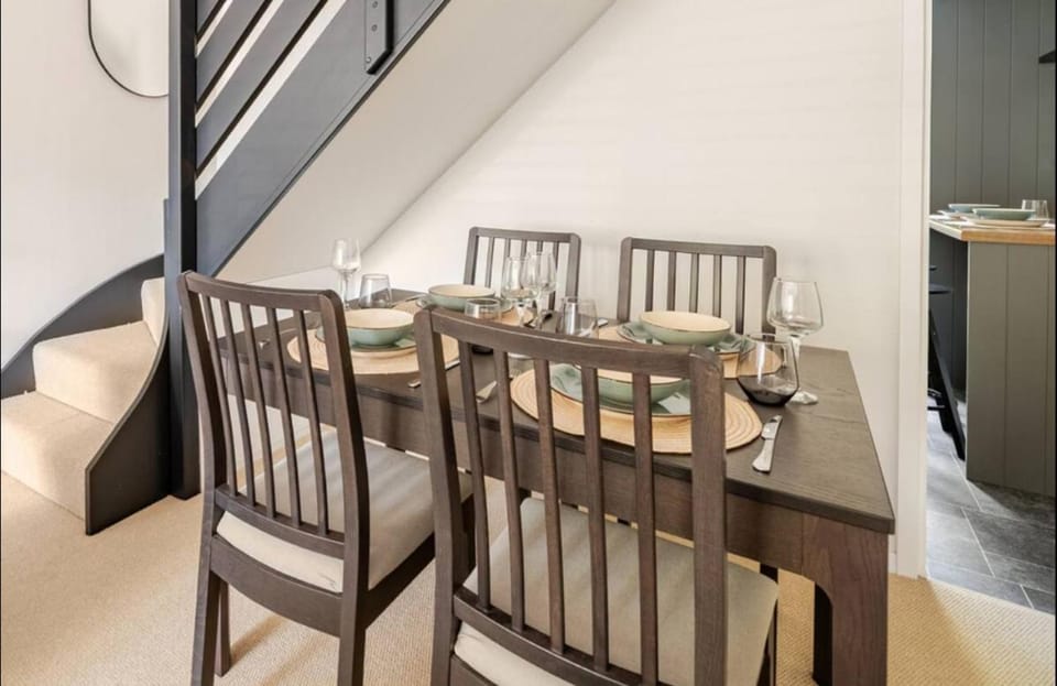 Modern Coastal Cottage, Hottub, Parking, Pets welcome Apartment in Lymington