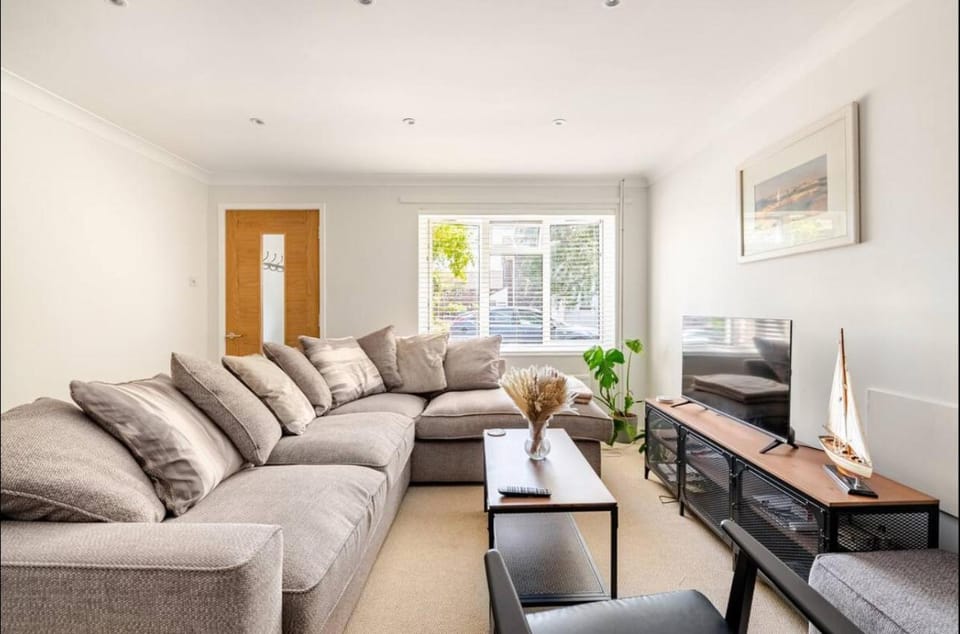 Modern Coastal Cottage, Hottub, Parking, Pets welcome Apartment in Lymington