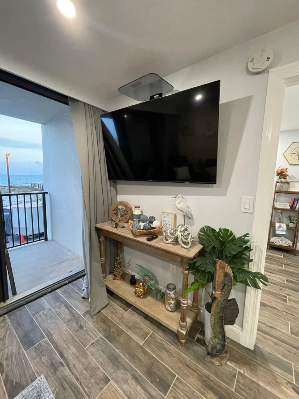 Beachfront condo 2BR 2BA - walk to Hang out Apartment in West Beach