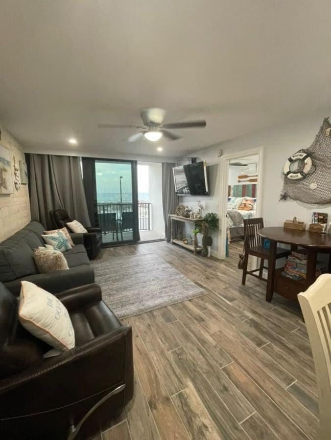 Beachfront condo 2BR 2BA - walk to Hang out Apartment in West Beach