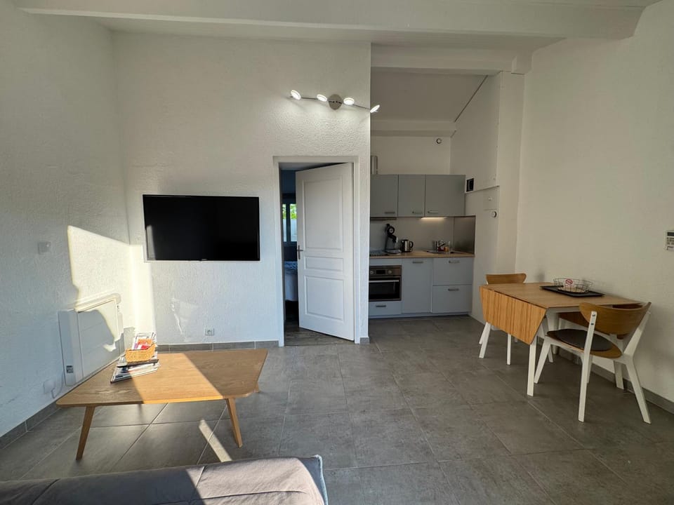TV and multimedia, Kitchen or kitchenette, Living room