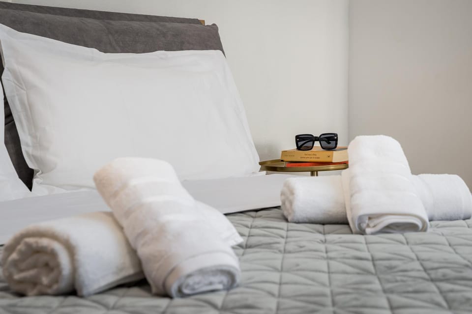 Bed, Bedroom, towels