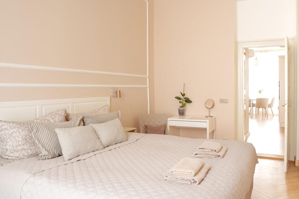 Bed, Photo of the whole room, Seating area, Bedroom