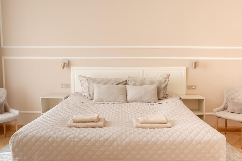 Bed, Photo of the whole room, Seating area, Bedroom