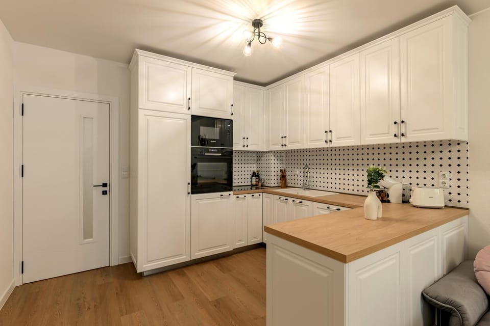 Kitchen or kitchenette, minibar, oven, stove