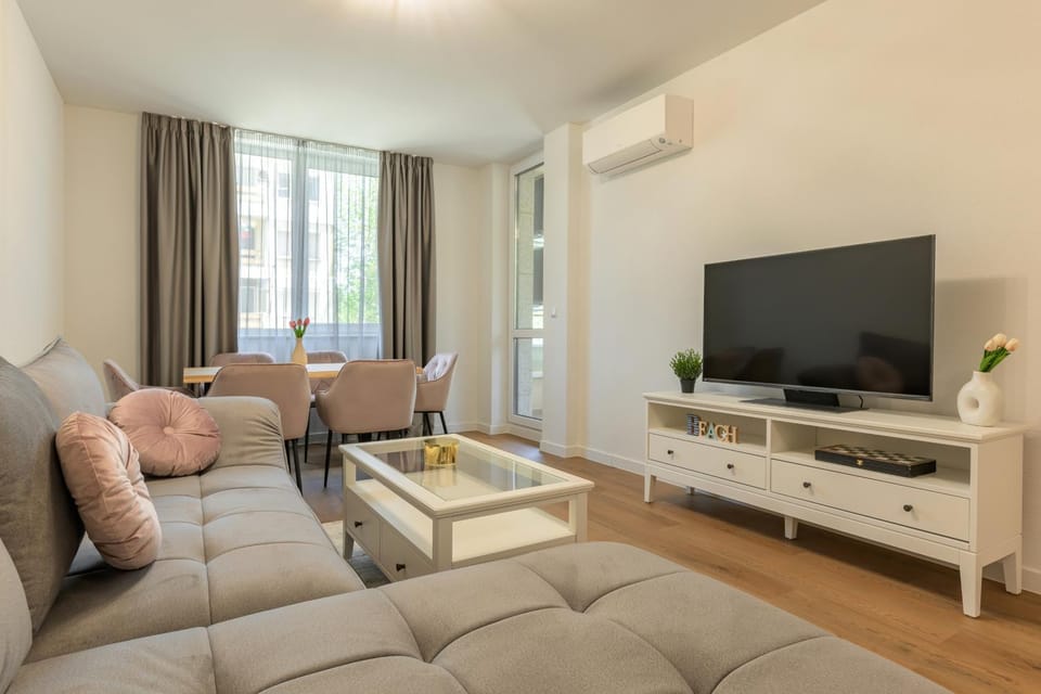 Communal lounge/ TV room, TV and multimedia, Living room, Seating area, Evening entertainment, air conditioner