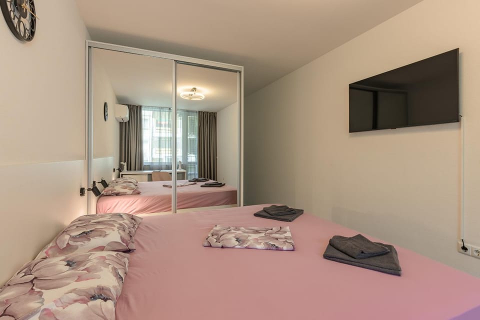 Bed, TV and multimedia, Photo of the whole room, Bedroom, towels