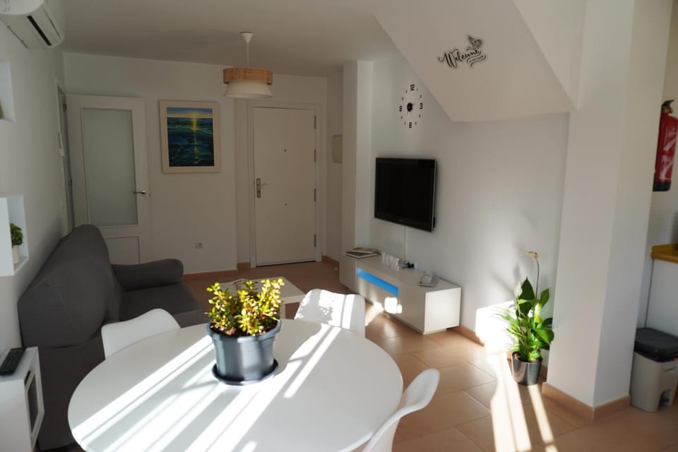 TV and multimedia, Living room, Seating area, Dining area