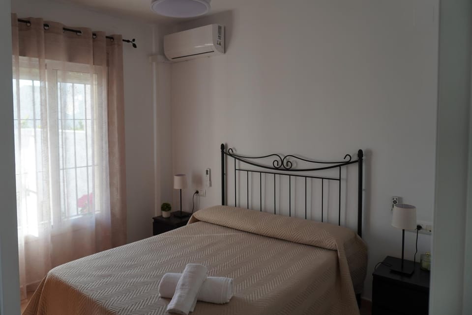 Bed, Photo of the whole room, Bedroom, air conditioner