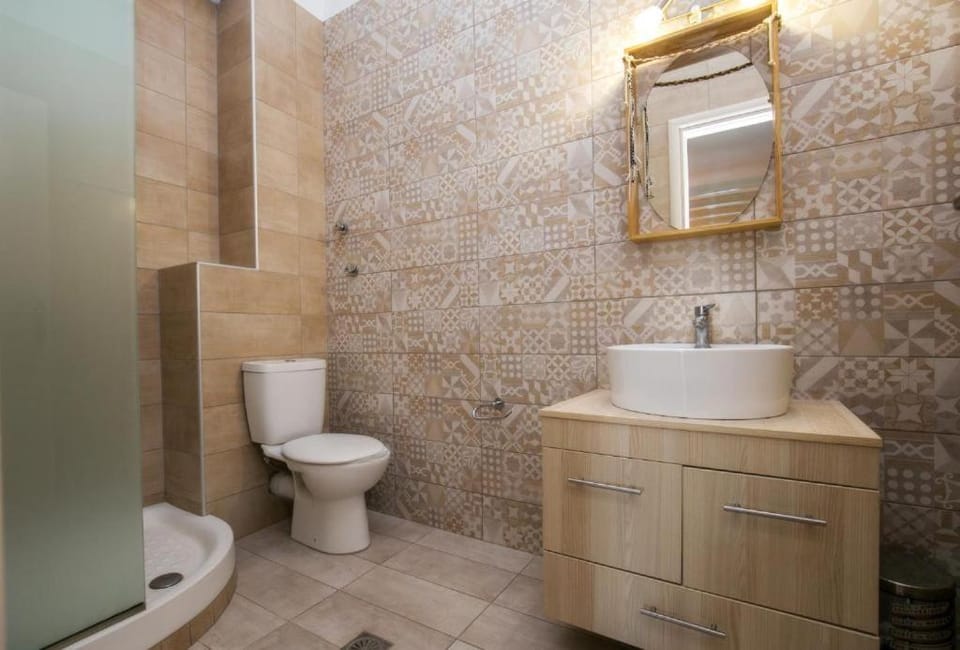 Shower, Toilet, Bathroom, bidet, towels