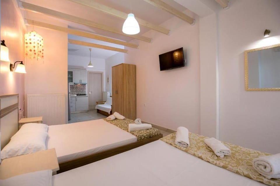 Bed, TV and multimedia, Photo of the whole room, Bedroom, towels, wardrobe