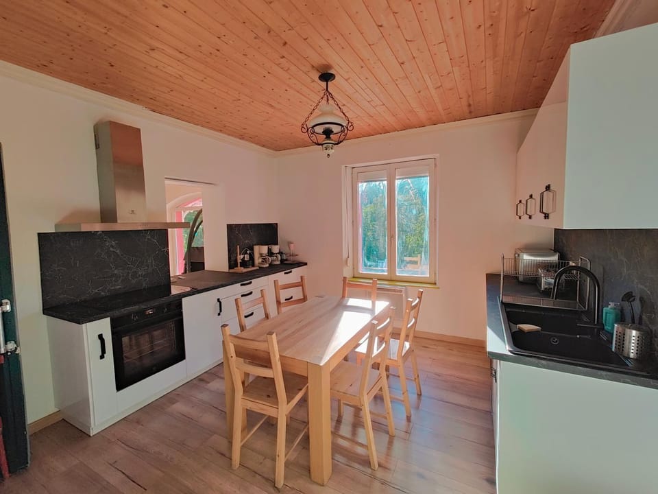 Coffee/tea facilities, Kitchen or kitchenette, Dining area, oven, pet friendly, stove, toaster
