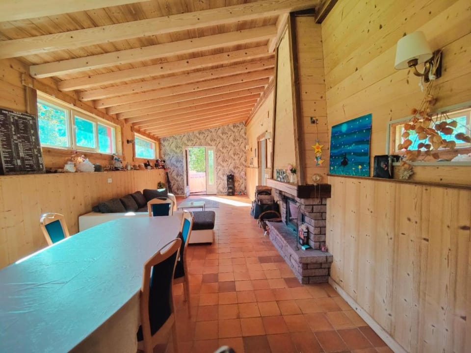 Living room, Seating area, Dining area, Evening entertainment, fireplace