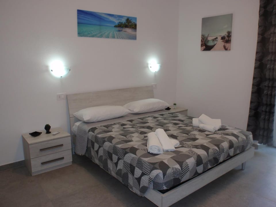 Bed, Bedroom, towels