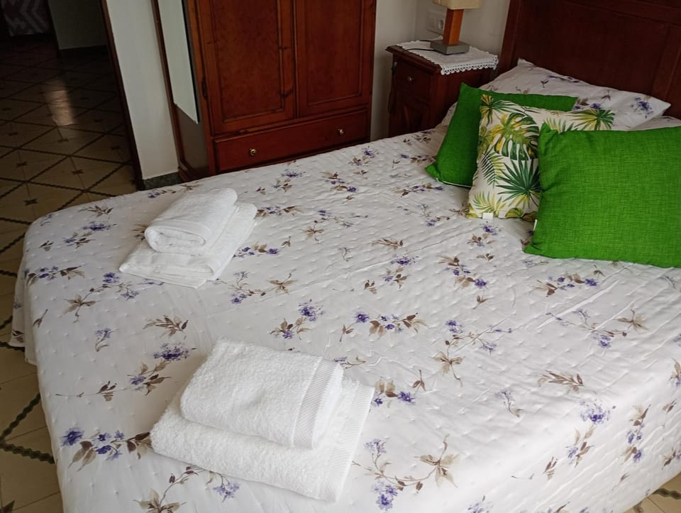 Bed, Bedroom, towels