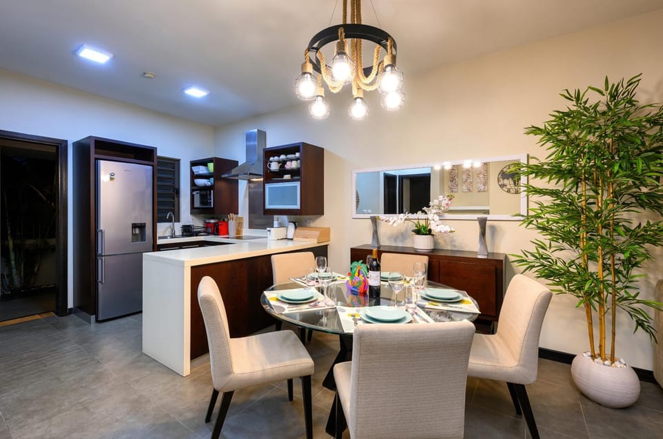 Kitchen or kitchenette, Dining area