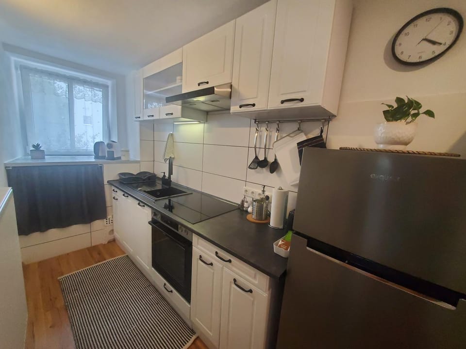 Kitchen or kitchenette, minibar, stove