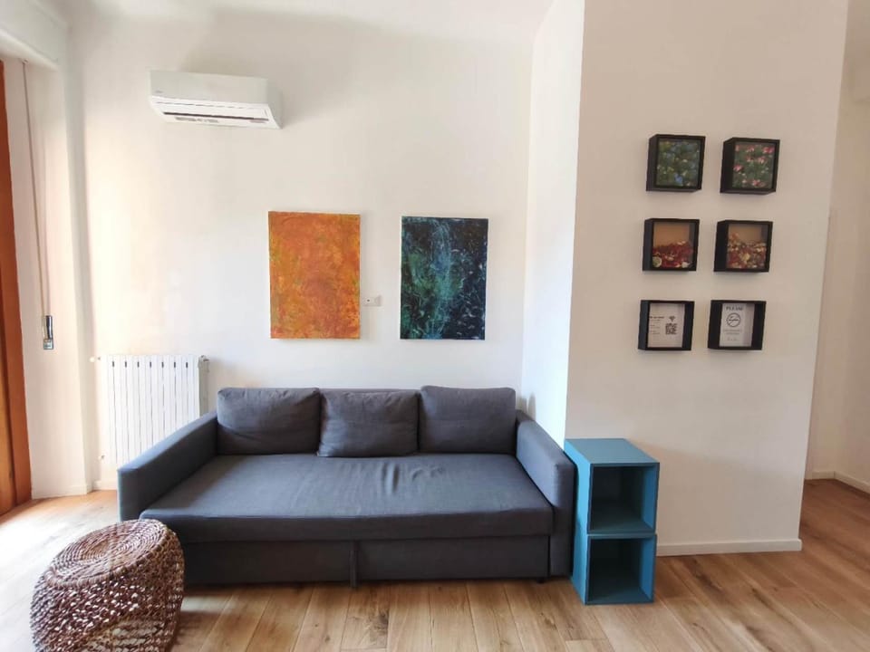Living room, Seating area, air conditioner