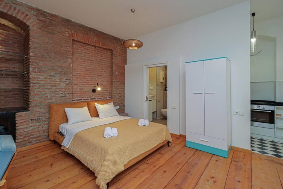 Bed, towels