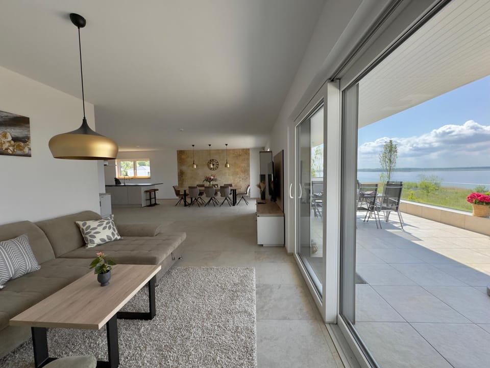 View (from property/room), Balcony/Terrace, Living room, Seating area, Dining area