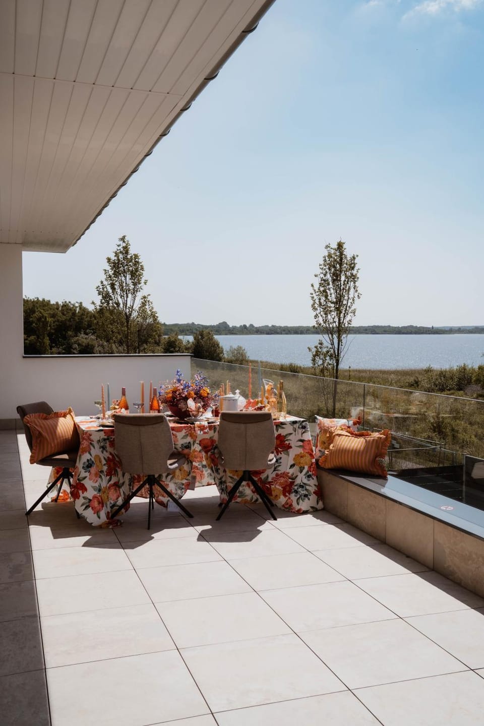 View (from property/room), Balcony/Terrace, Seating area, Lake view