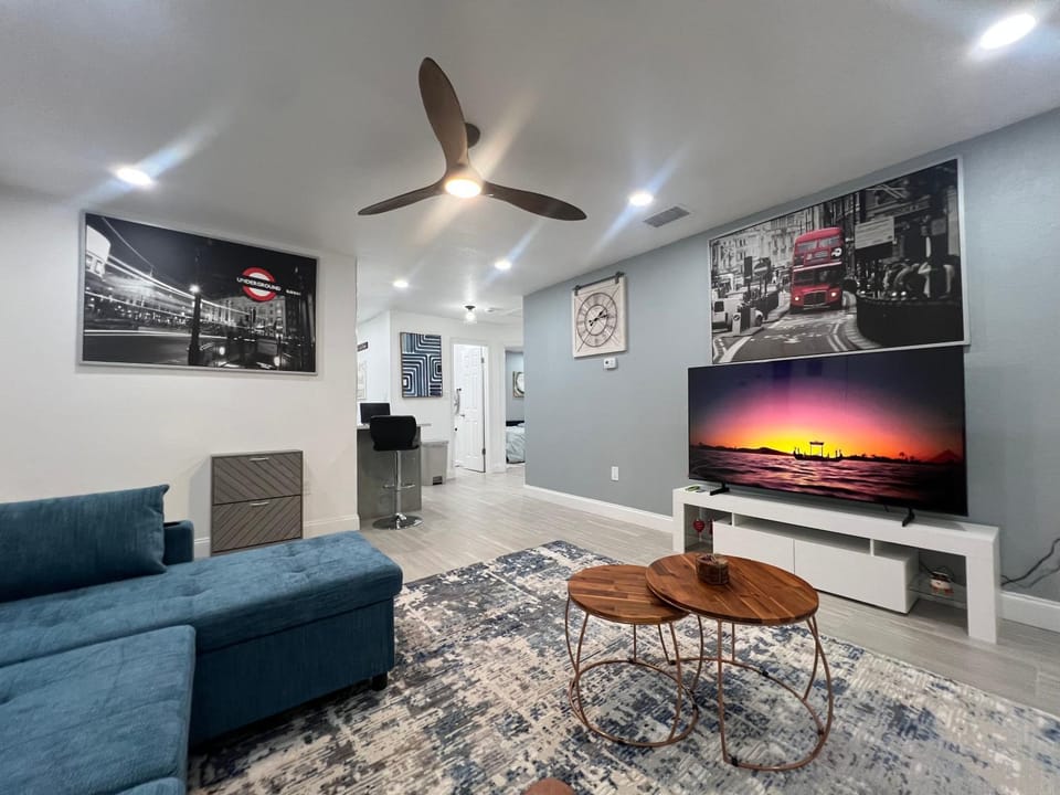 Communal lounge/ TV room, TV and multimedia, Living room, Seating area