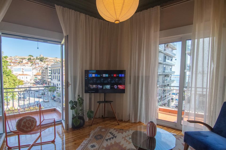 Communal lounge/ TV room, TV and multimedia, Balcony/Terrace, Living room, Seating area, City view