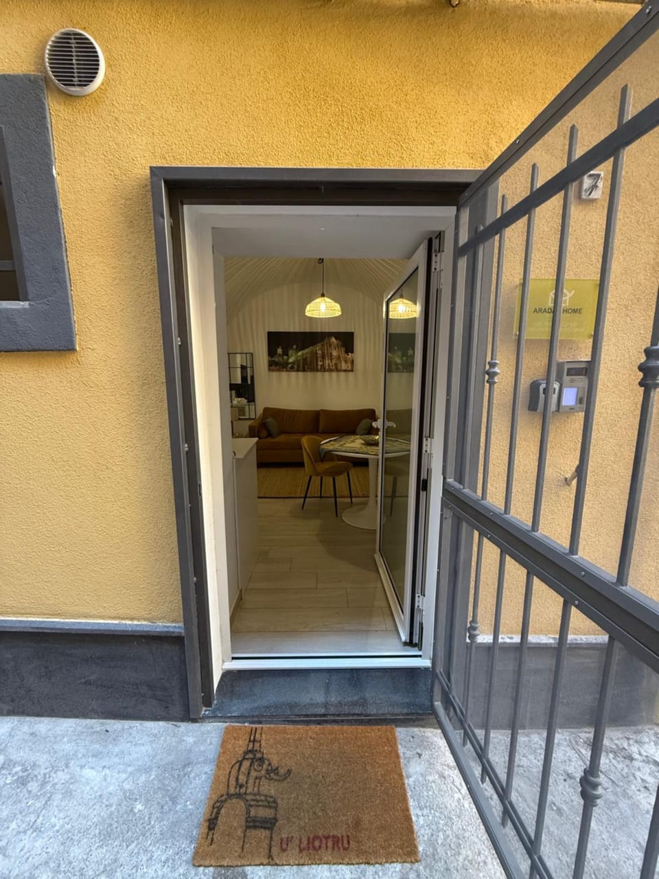 Property building, Facade/entrance, Dining area