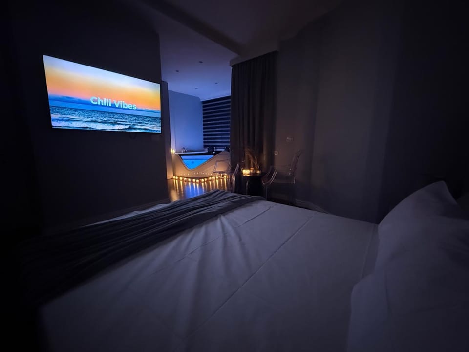 Bed, TV and multimedia, Bedroom