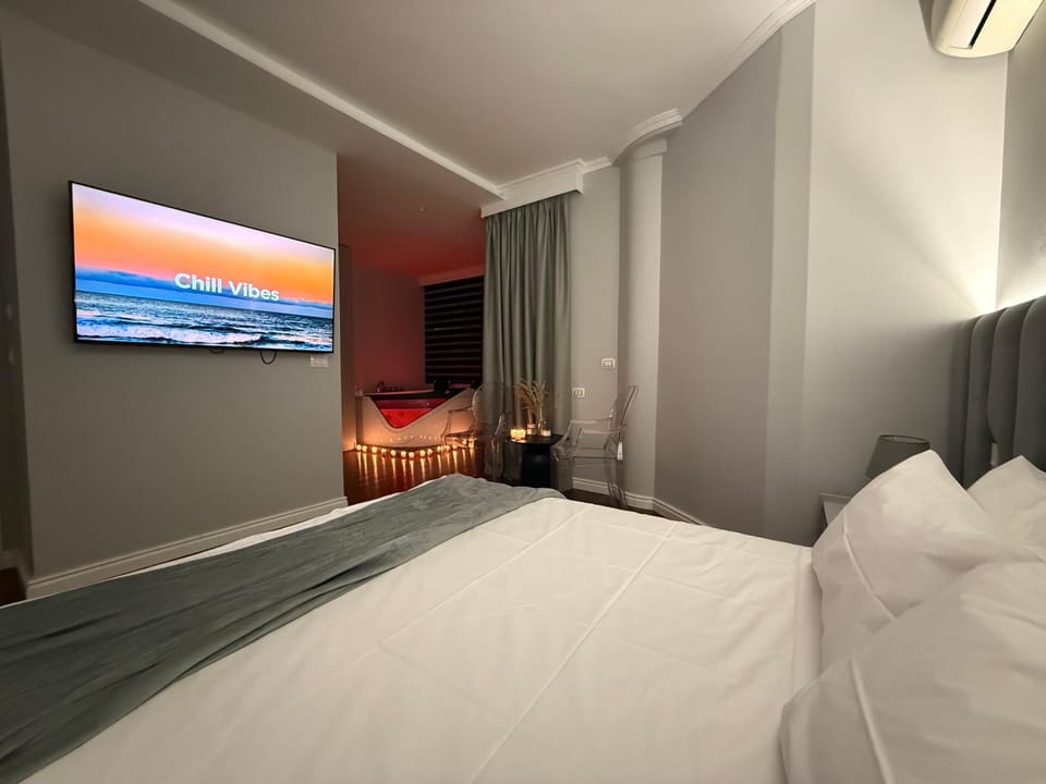 Communal lounge/ TV room, Bed, TV and multimedia, Bedroom