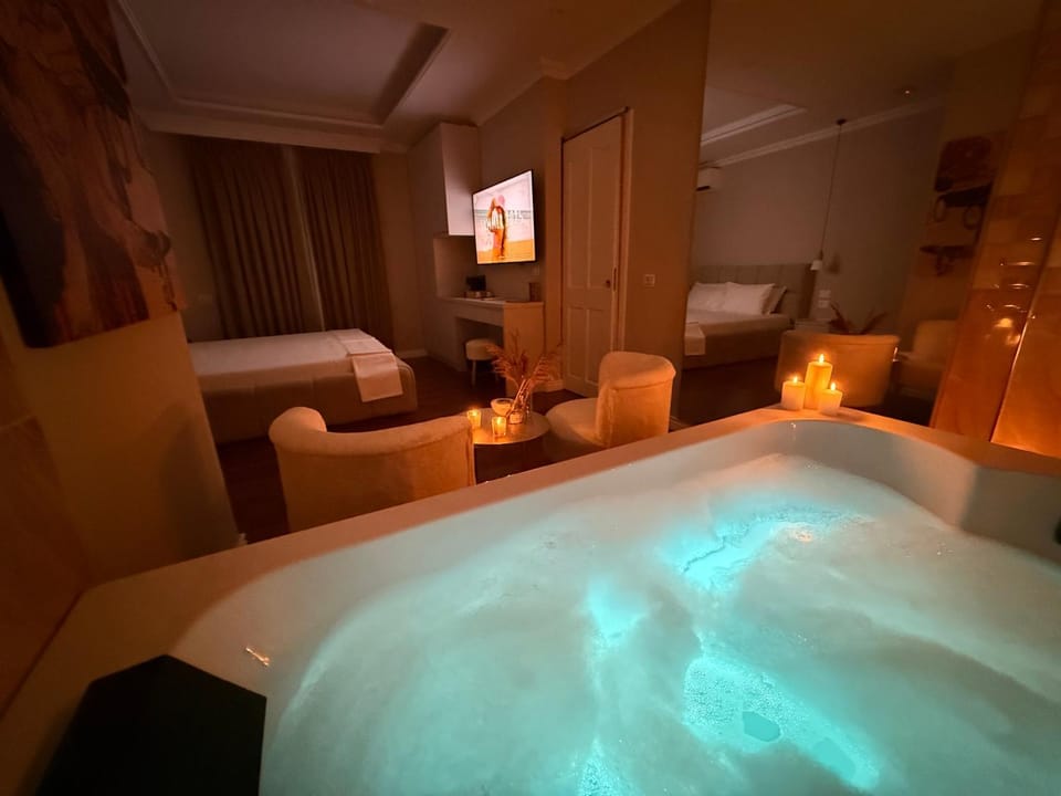 Bed, Hot Tub, TV and multimedia