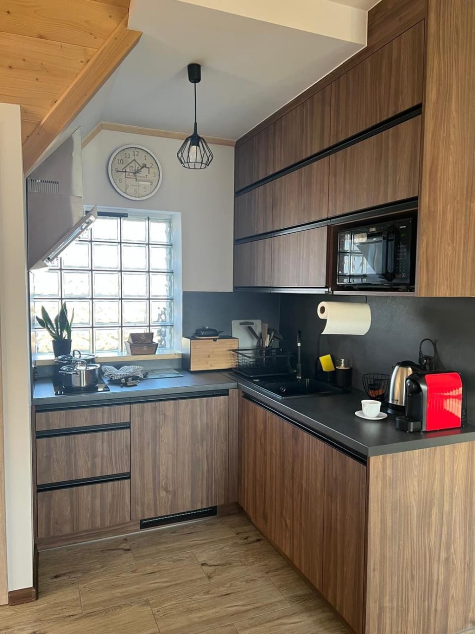 Coffee/tea facilities, Kitchen or kitchenette, stove, toaster