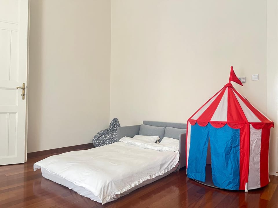 Bed, Living room