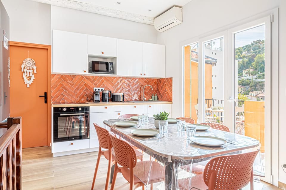 Coffee/tea facilities, Kitchen or kitchenette, Dining area, dishwasher, oven, stove, toaster